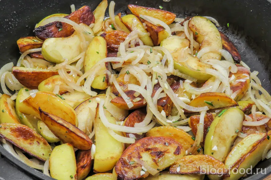 Chicken with baked potatoes and Apple