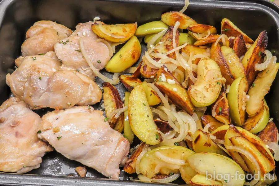 Chicken with baked potatoes and Apple
