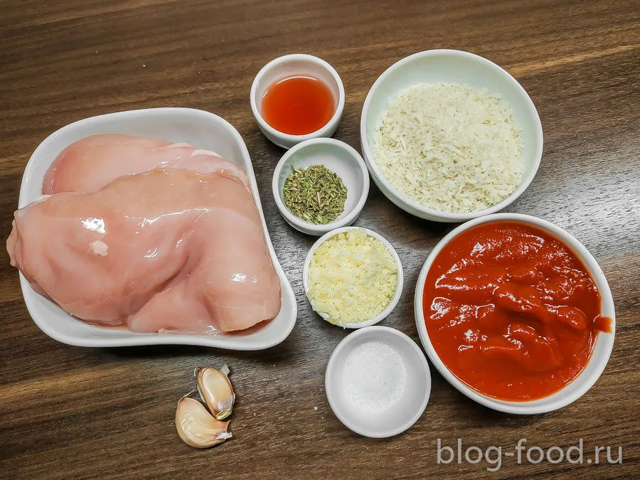 Chicken with tomato sauce and cheese crust