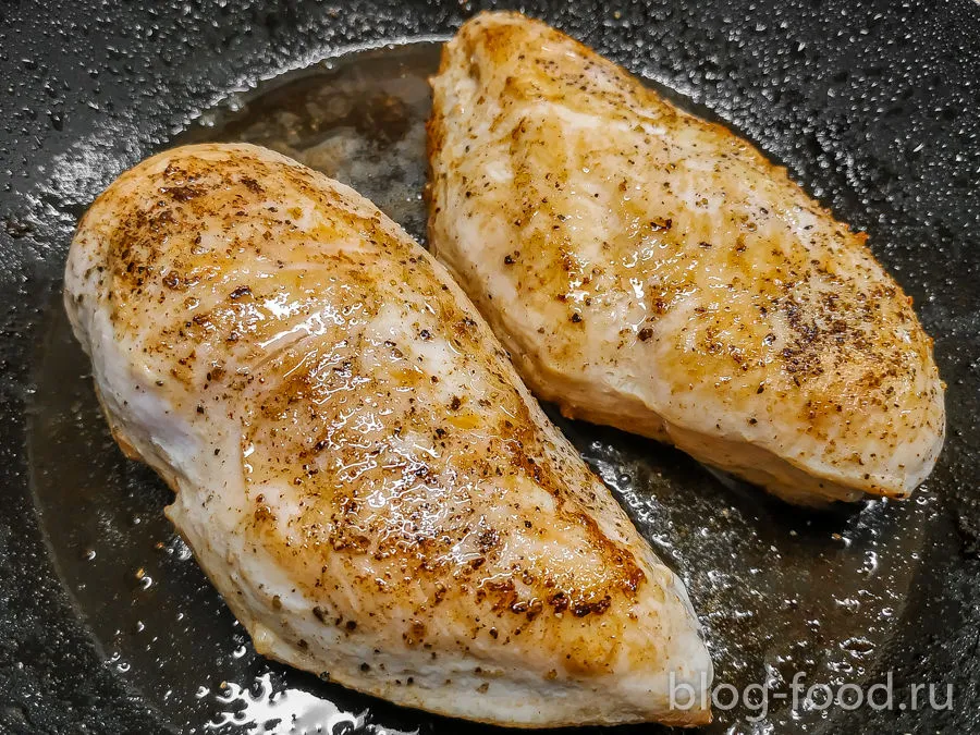 Chicken with tomato sauce and cheese crust