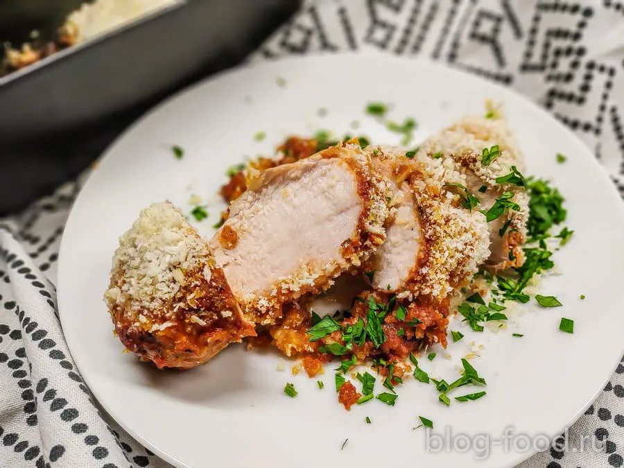 Chicken with tomato sauce and cheese crust