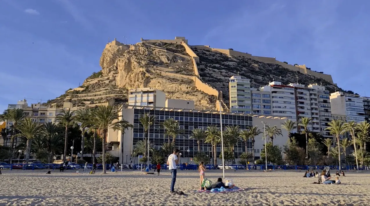 The castle is located on Mount Benacantil, 167 meters above sea level, which gives it a unique strategic position.