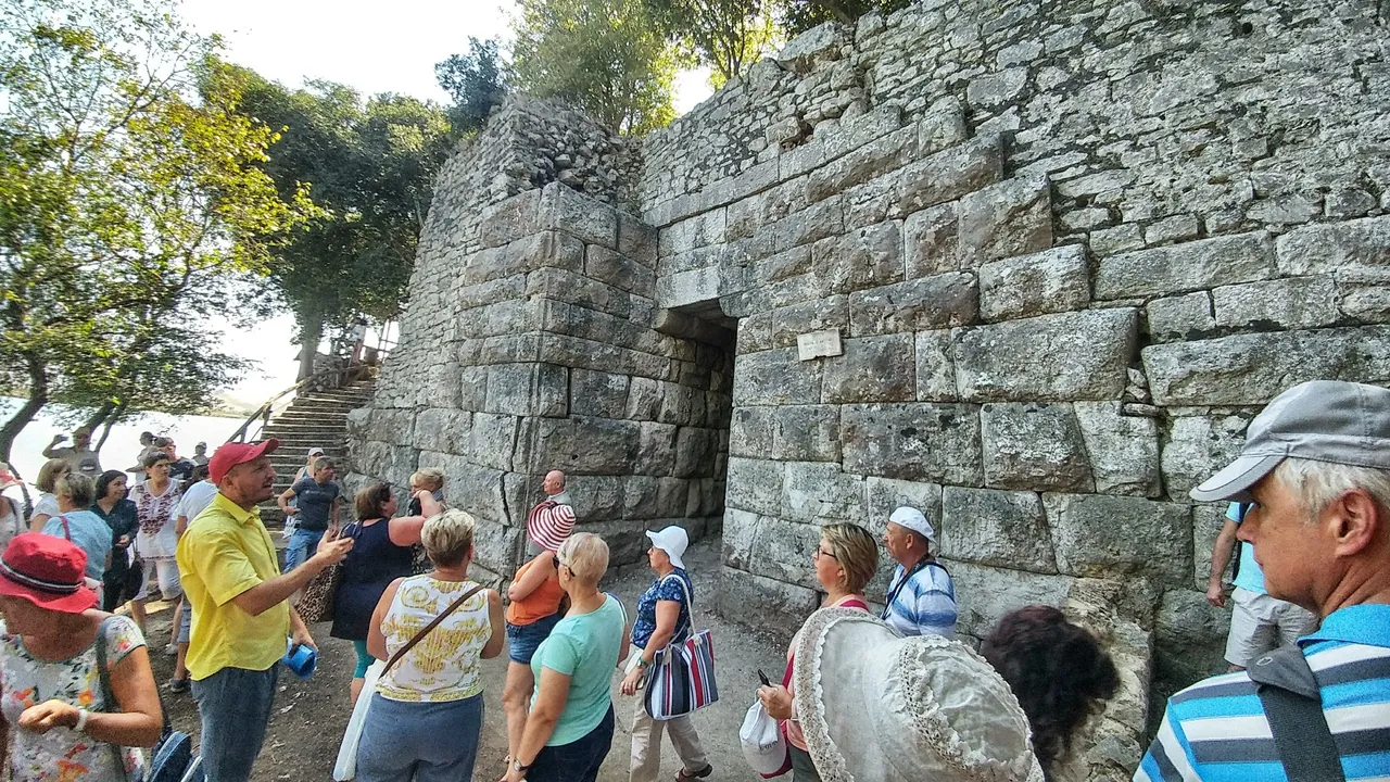 Tourists near the lions gate