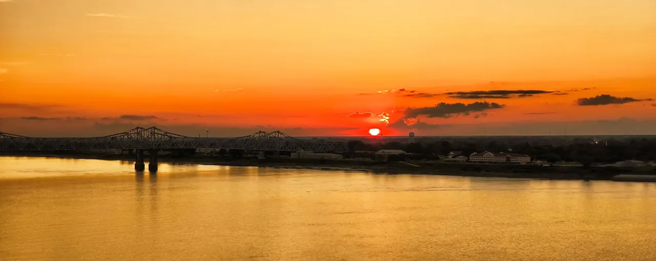 The mighty Mississippi at dawn