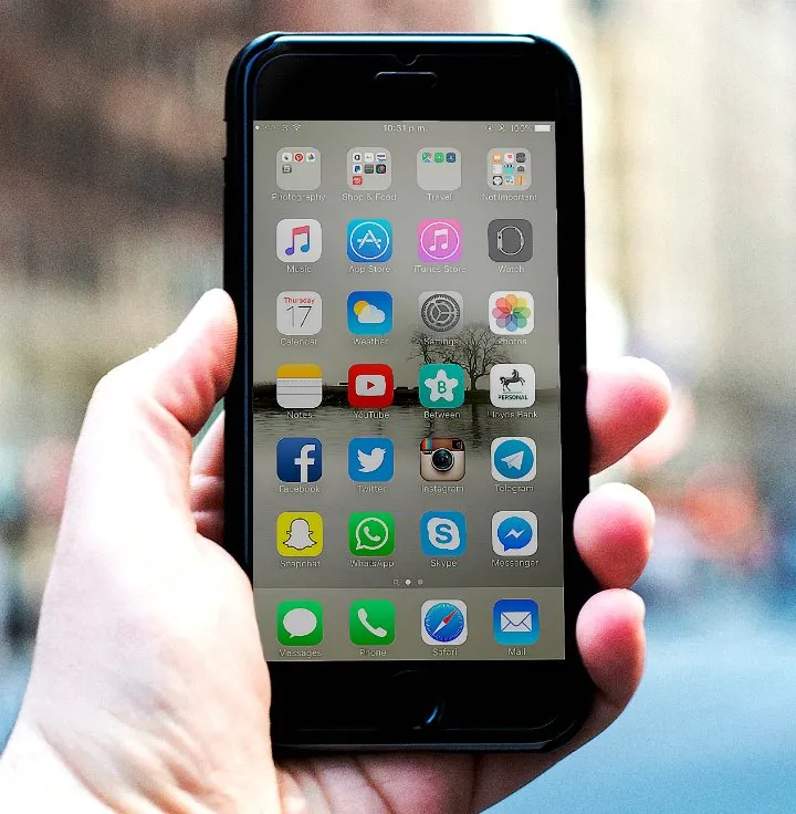 Single_Tasking_Smartphone_hand_held_RZ720.jpg