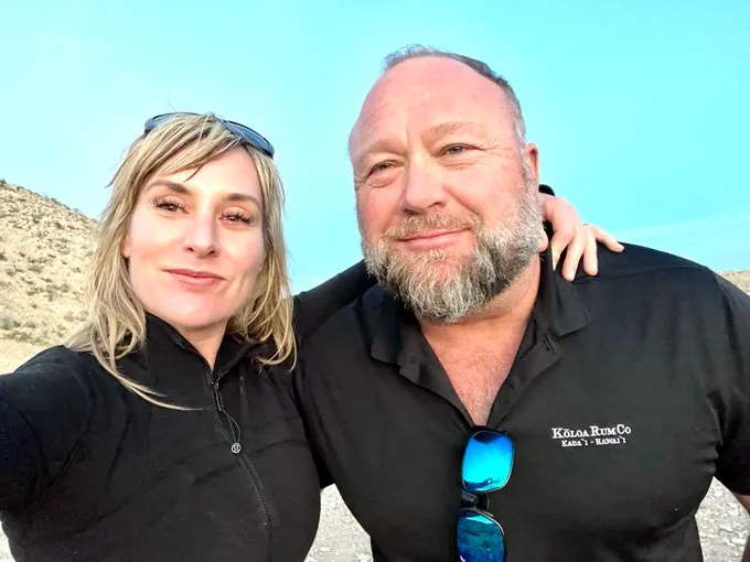 2023-01-04 - Wednesday - Alex Jones and his wife, outside Flri7-kWYAEmN1h.jpeg