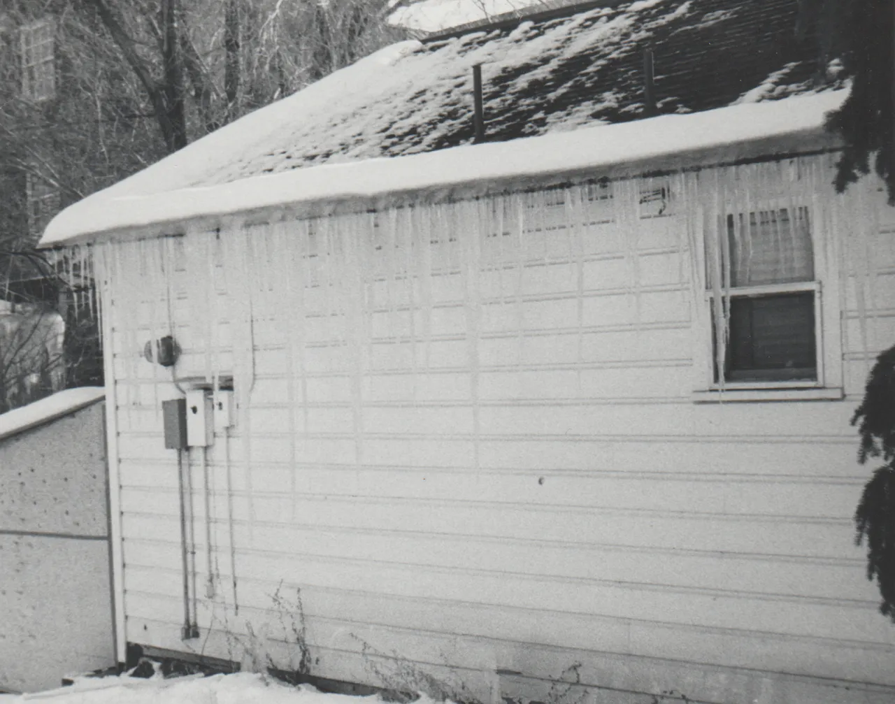 1975-01-15 - Wednesday - Snow and ice on the side of the house, 1pic.png