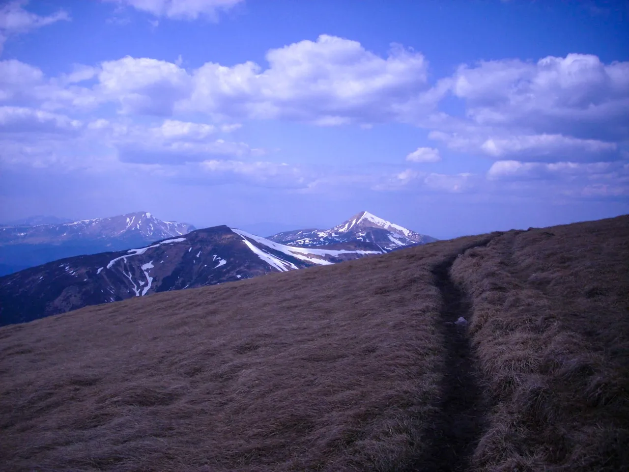 Hiking trail along the mountain range