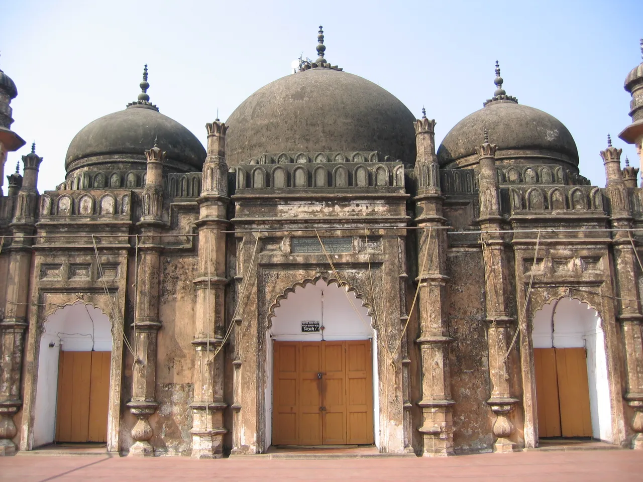 Khan_Mohammad_Mirdhas_Mosque_Dome_by_Ragib_Hasan.jpg