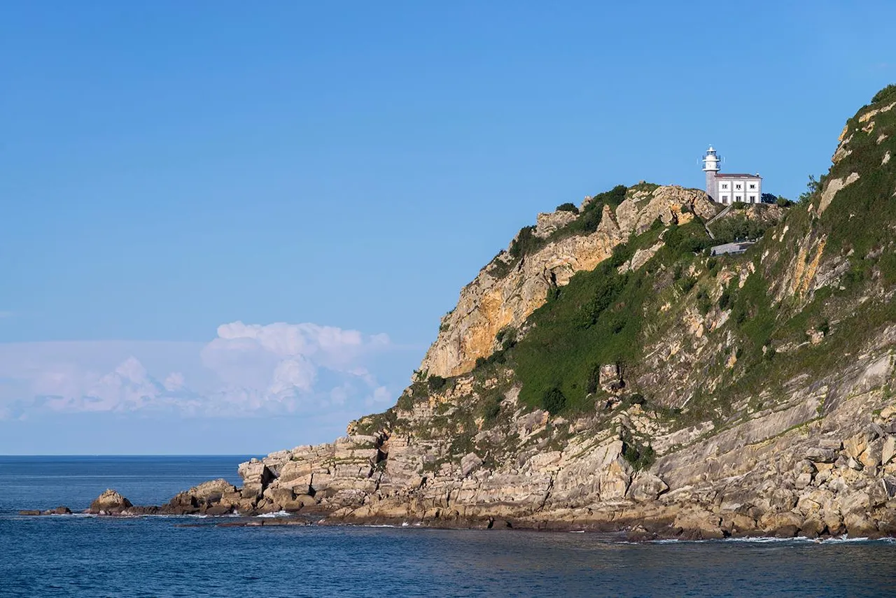 3. Spain, Pais Vasco, Faro de Zumaia.jpg