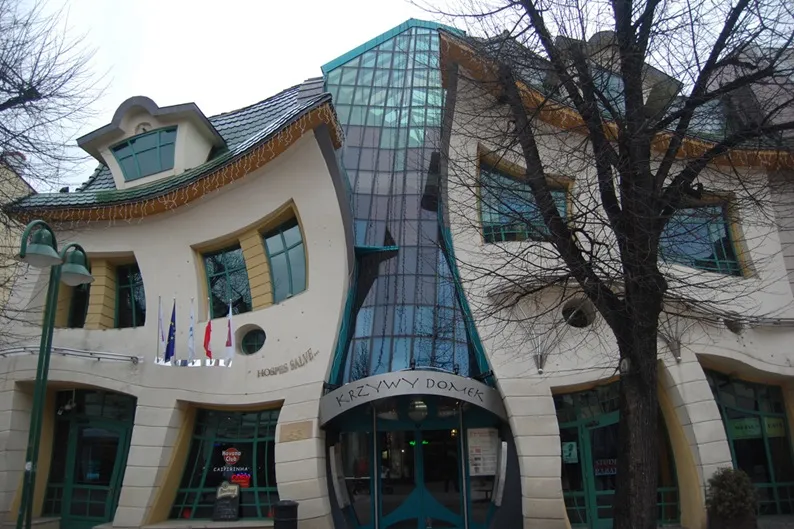 2-33-Worlds-Top-Strangest-Buildings-crookedhouse.jpg