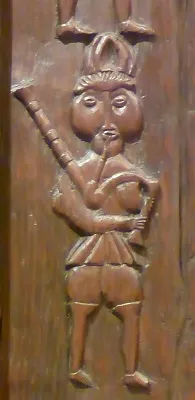 Bagpiper carving,_c.1600 bedstad threave castle Kim Traynor 3.0.JPG