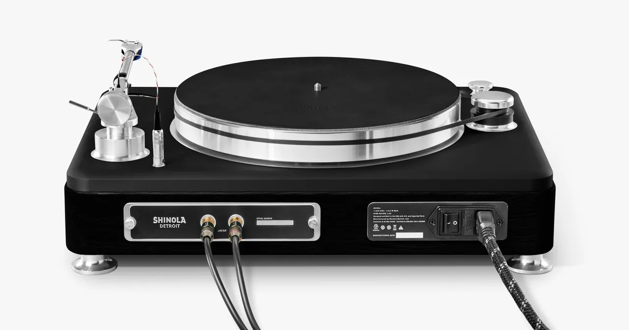 turntable_black_2.0_detail_back_3840h_2.jpg