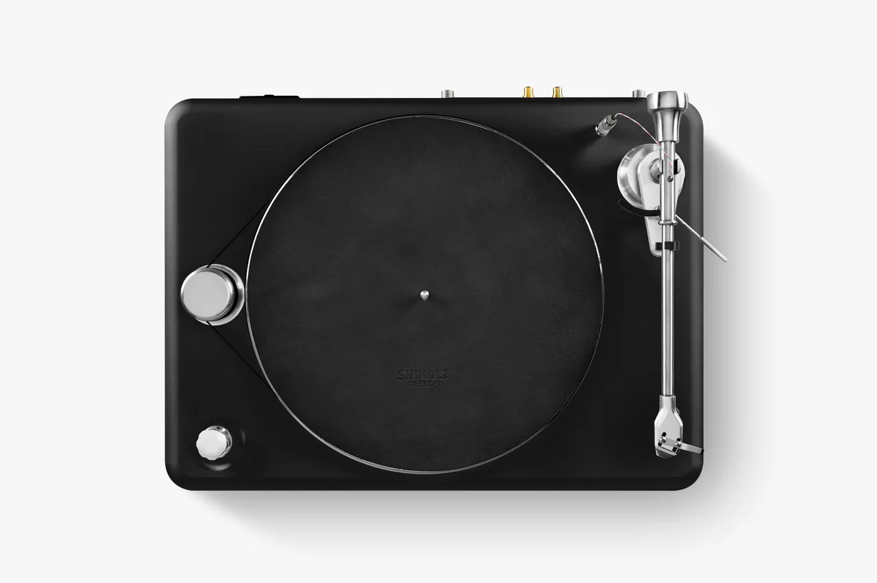 turntable_black_2.0_top_3840h_leather_2.jpg