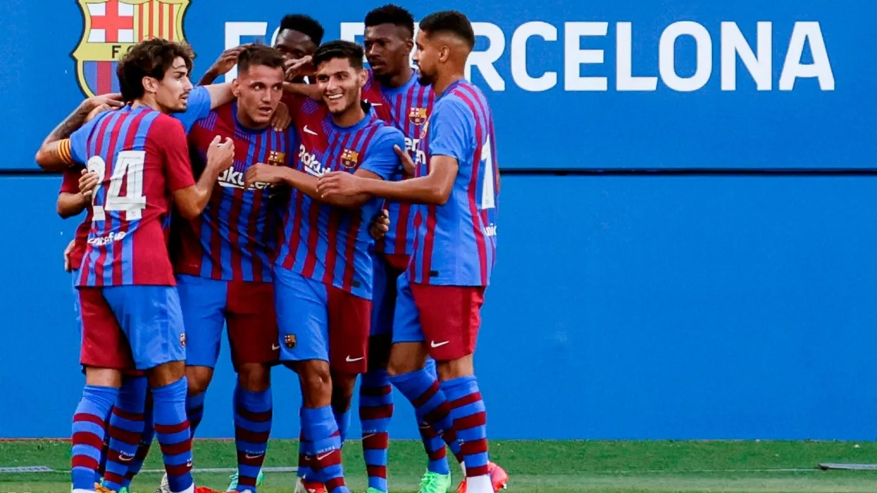 los-jugadores-del-barça-celebran-con-manaj.-efe.jpg