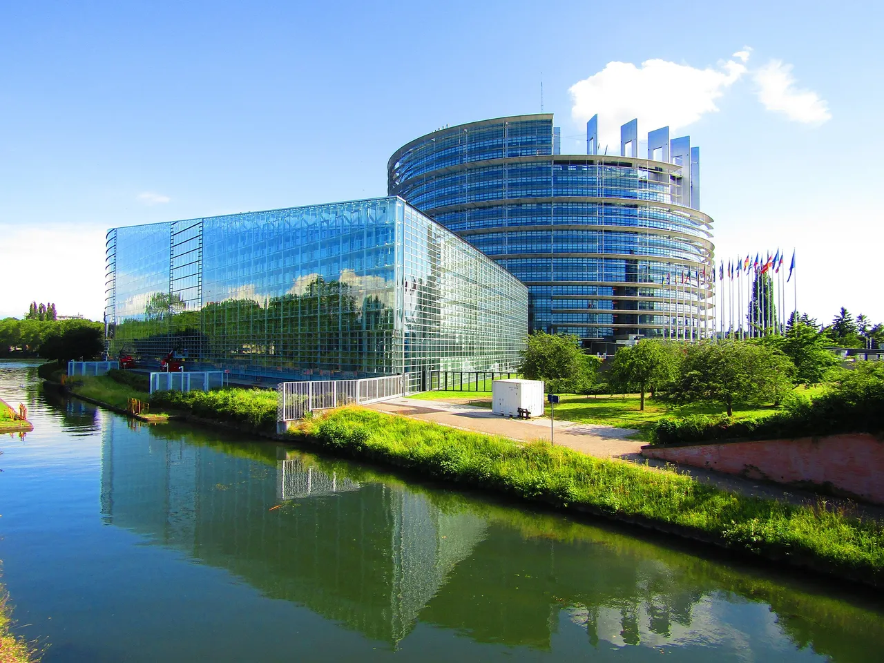 the-european-parliament-in-strasbourg-g7aa0742bf_1920.jpg