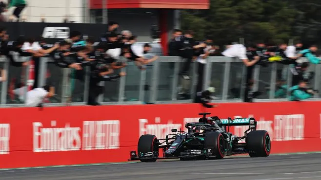01.-Hamilton-la-leyenda-vence-en-Emilia-Romaña-2.jpg
