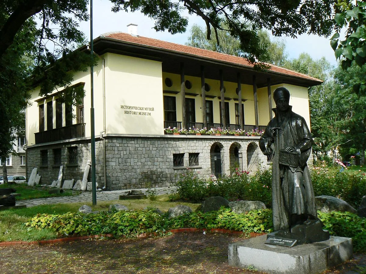 1200px-Samokov-History-museum-monument-Zahari-Zograf.jpg