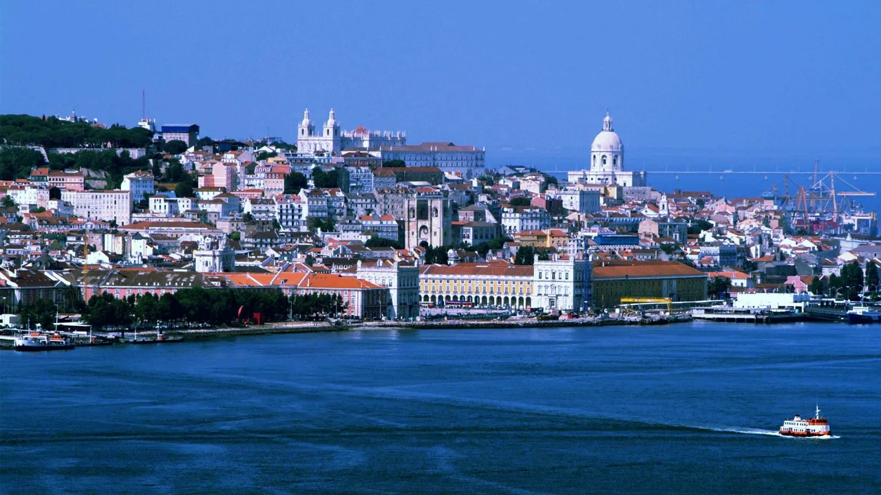 World___Portugal_View_from_the_sea_to_Lisbon_058544_.jpg