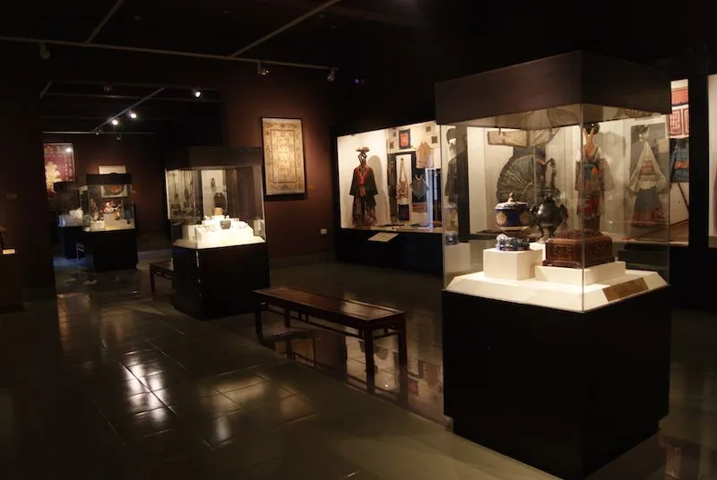 Interior_of_the_Vietnam_National_Museum_of_Fine_Arts.jpg