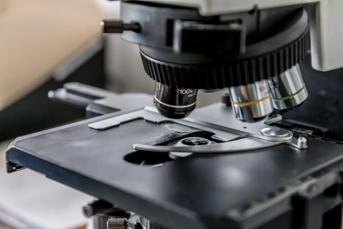 microscope_laboratory_the_test_zoom_hospital-1379409.jpg