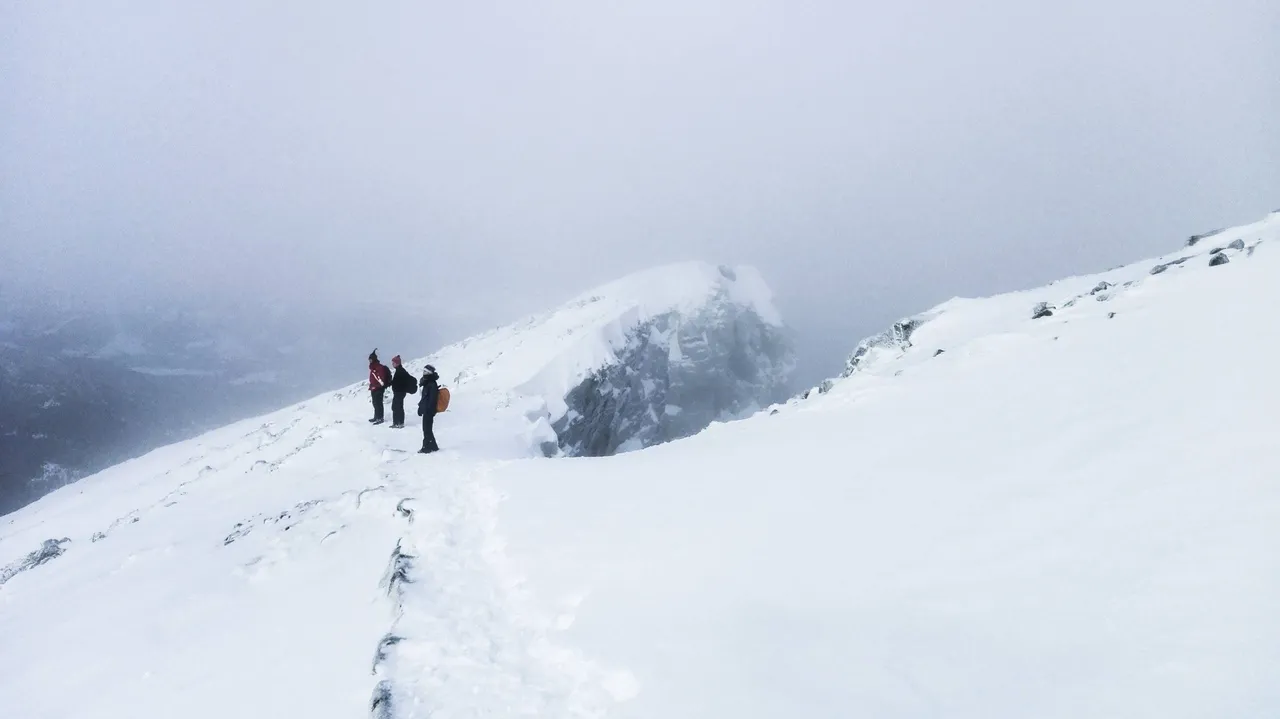 Kasprowy Wierch is the crossroad of four ridgelines. Photo by Alis Monte [CC BY-SA 4.0], via Connecting the Dots