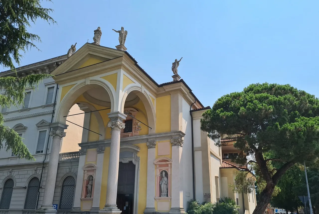 Chiesa S.Giuseppe depuis Luino en Italie