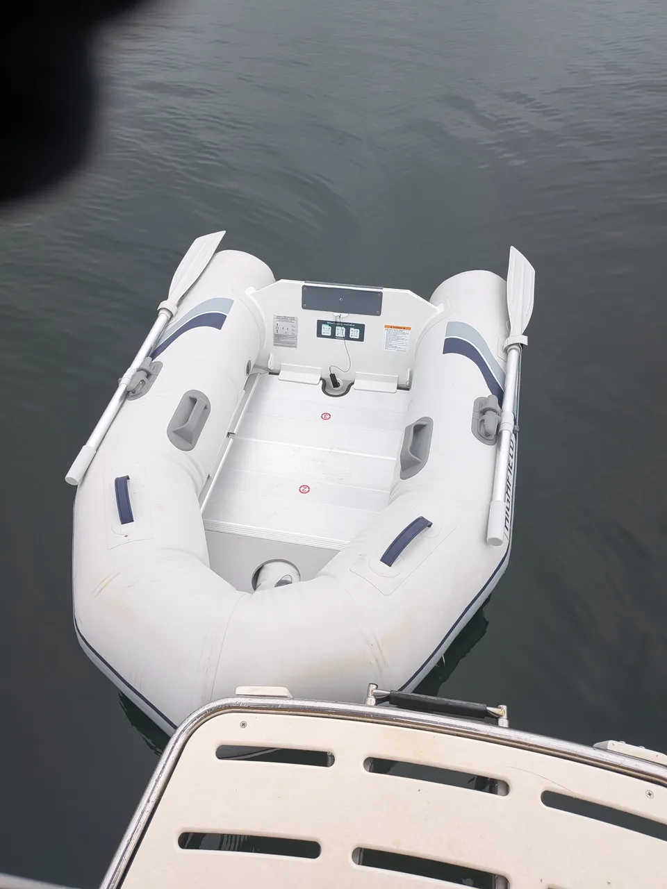 dingy-astern.jpg