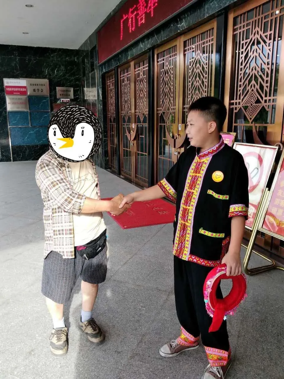 It is nice to have this young Yao gentleman who showed us exhibitions as a tour guide. 😄👏👍