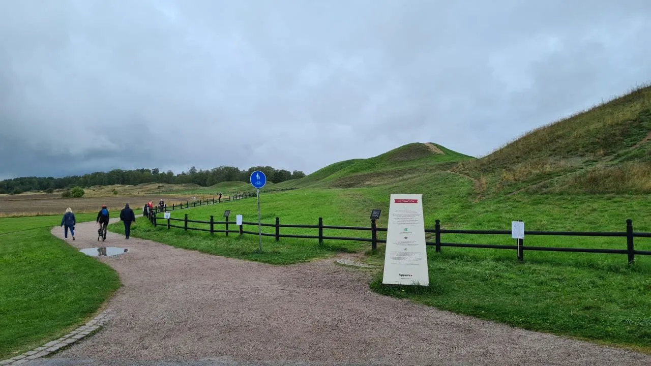 We can walk around the tombs. Well, but I decided to go to the museum first.