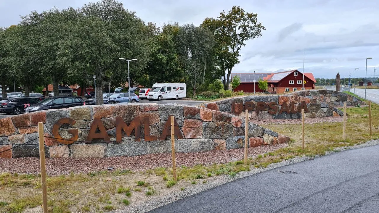Yes! I have arrived at Gamla Uppsala! It was not far from central Uppsala. Gamla Uppsala means ”Old Uppsala” so this is an old part of Uppsala where Uppsala Temple was built to do Nordic rituals.
