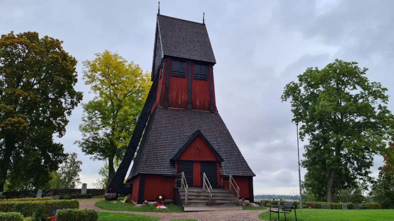 This building reminds me of the Gamla Uppsala Temple which was destroyed. Well, it is cool to see that they built something similar 😄