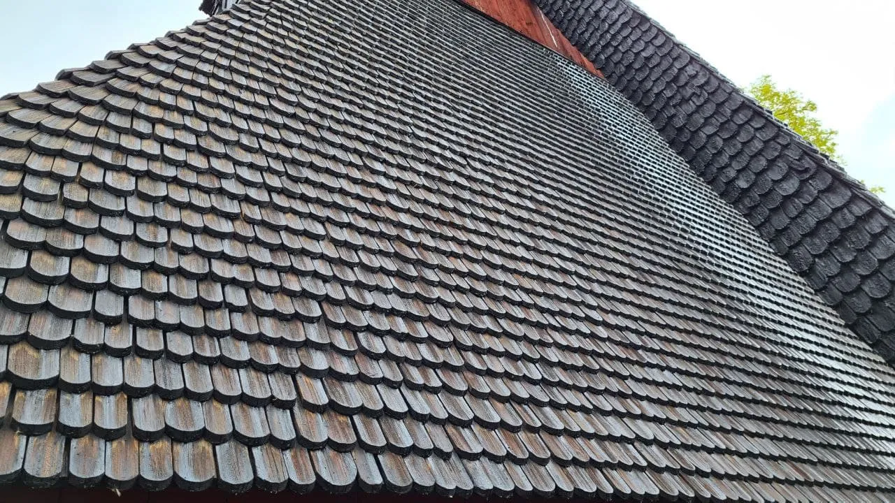 They used wood for roof materials. It is so beautiful! I have heard that there are old-style churches like this in Norway. I want to visit one of them someday!
