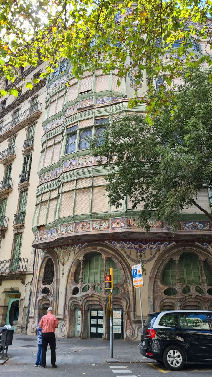 I didn’t know it was Gaudi’s work and happened to find it. Nice encounter.