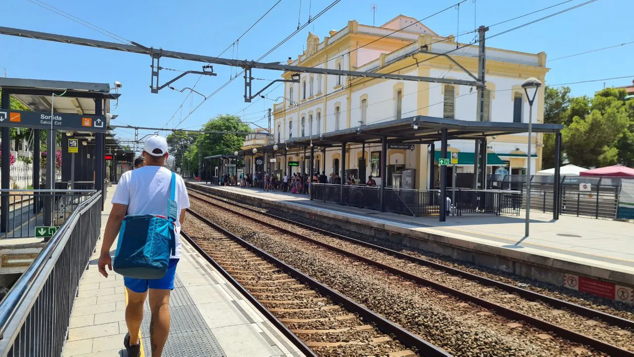 Sitges station. Watch out for pickpockets! - スリには気を付けてください～