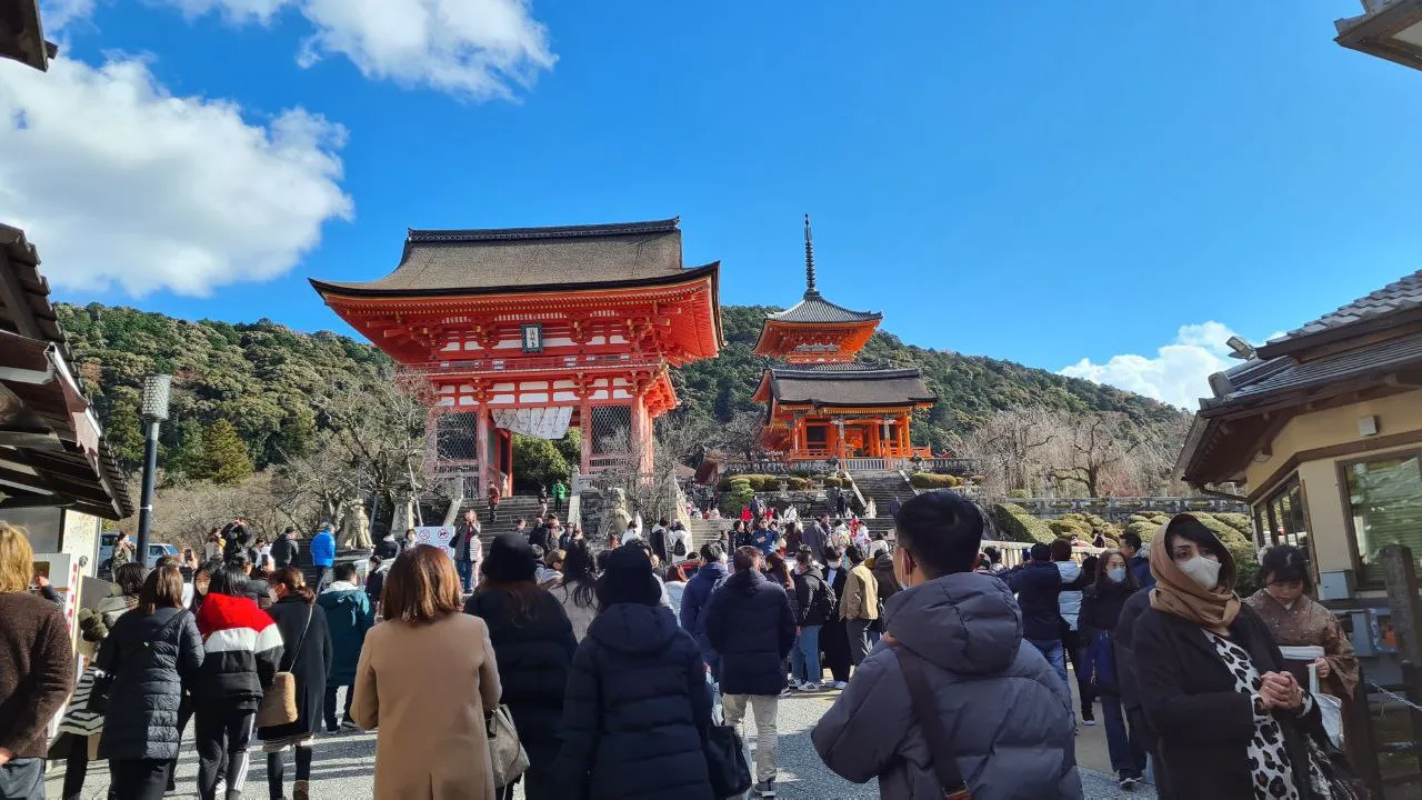Then, you finally see Kiyomizu temple on the top of the hill!