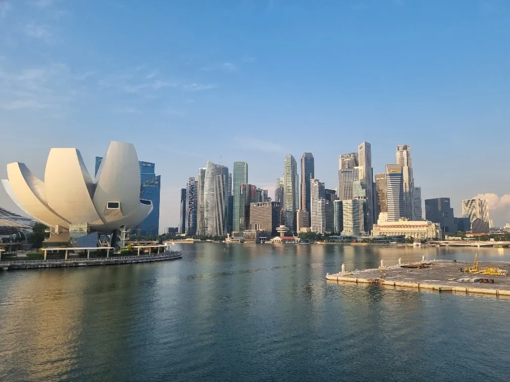 I made it half way along the HeIix Bridge before back tracking, I think that the Fullerton Hotel dwarfed by the city sky scrappers.