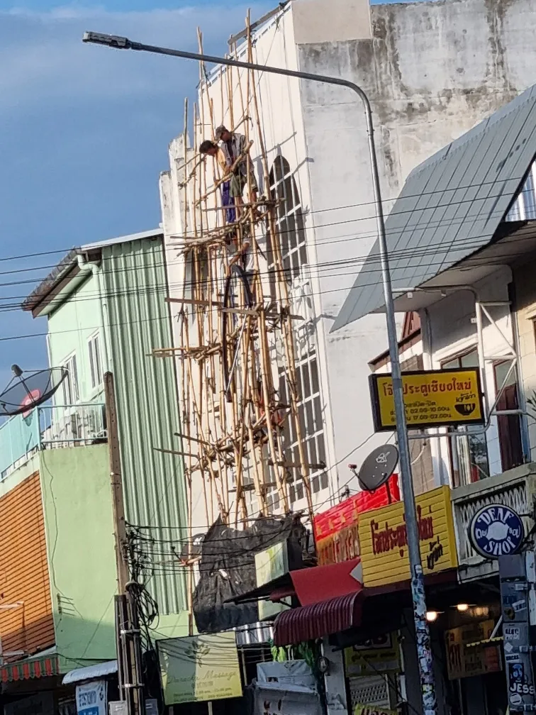 The bamboo scaffold just amazes me. no planks just bare feet of the round bamboo pole must take a bit of getting used to. I wonder if they have to get it inspected and approved before use.