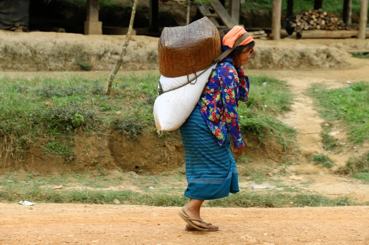 3-Lao-woman.jpg