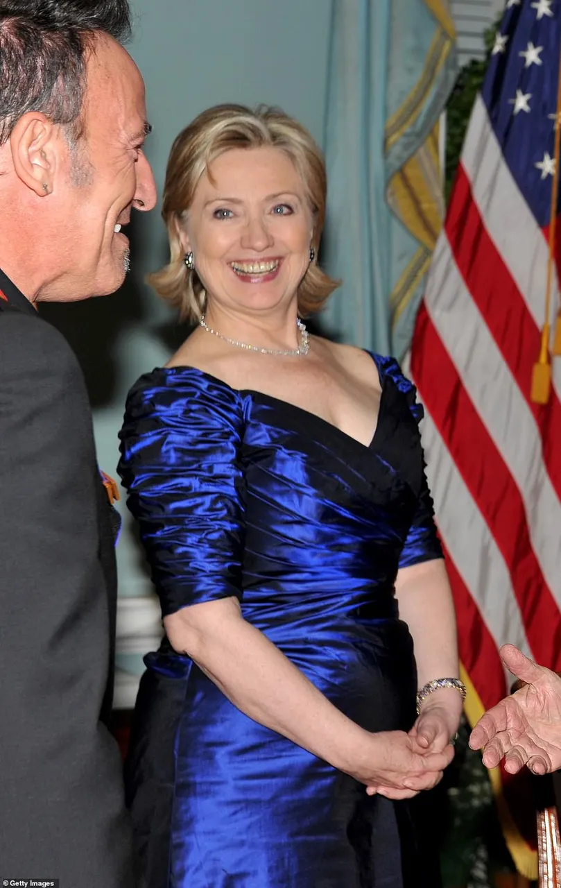 17288038-7353967-Inspiration_The_dress_is_also_strikingly_similar_to_one_worn_by_-a-18_1565818117917.jpg