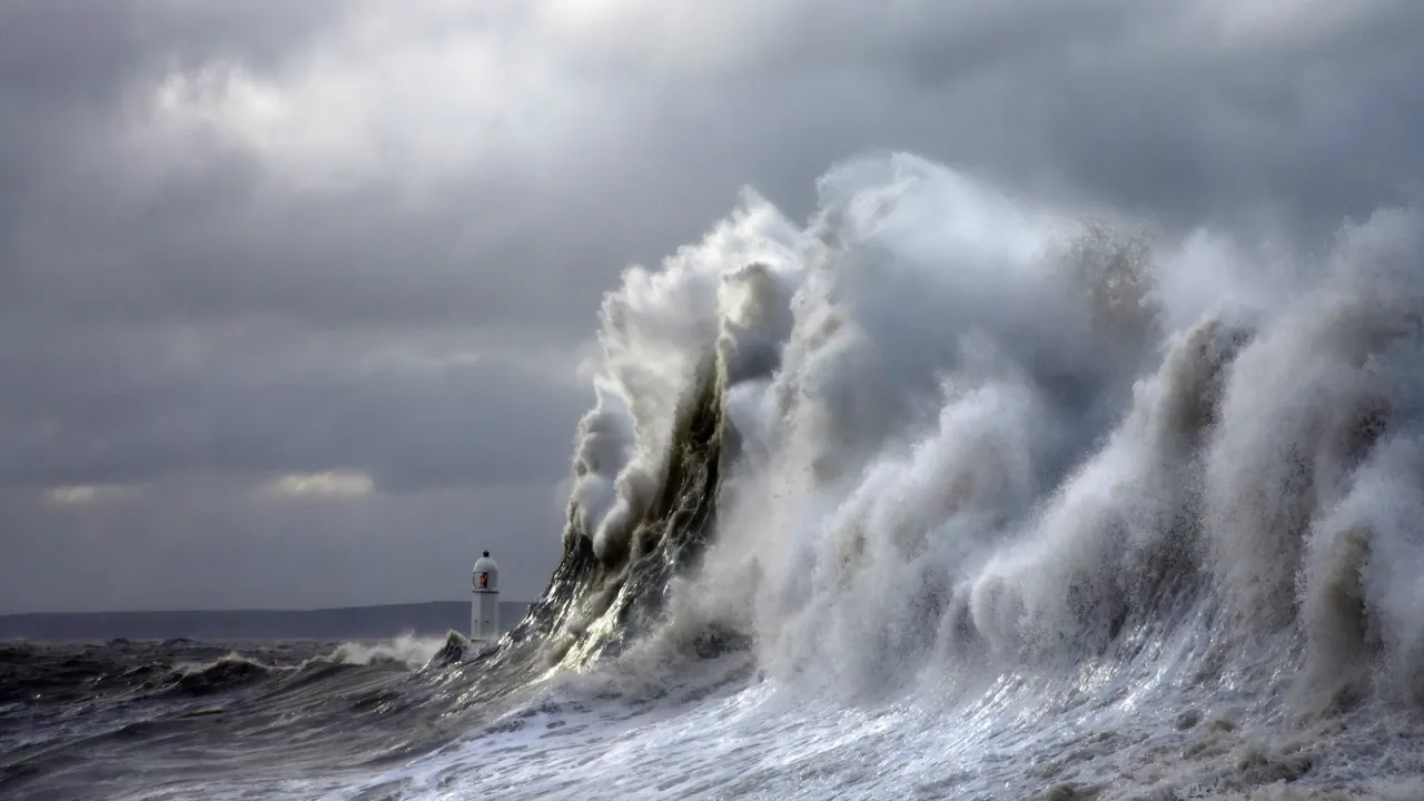 lighthouse-storm-wallpaper-widescreen-On-Wallpaper-1080p-HD.jpg