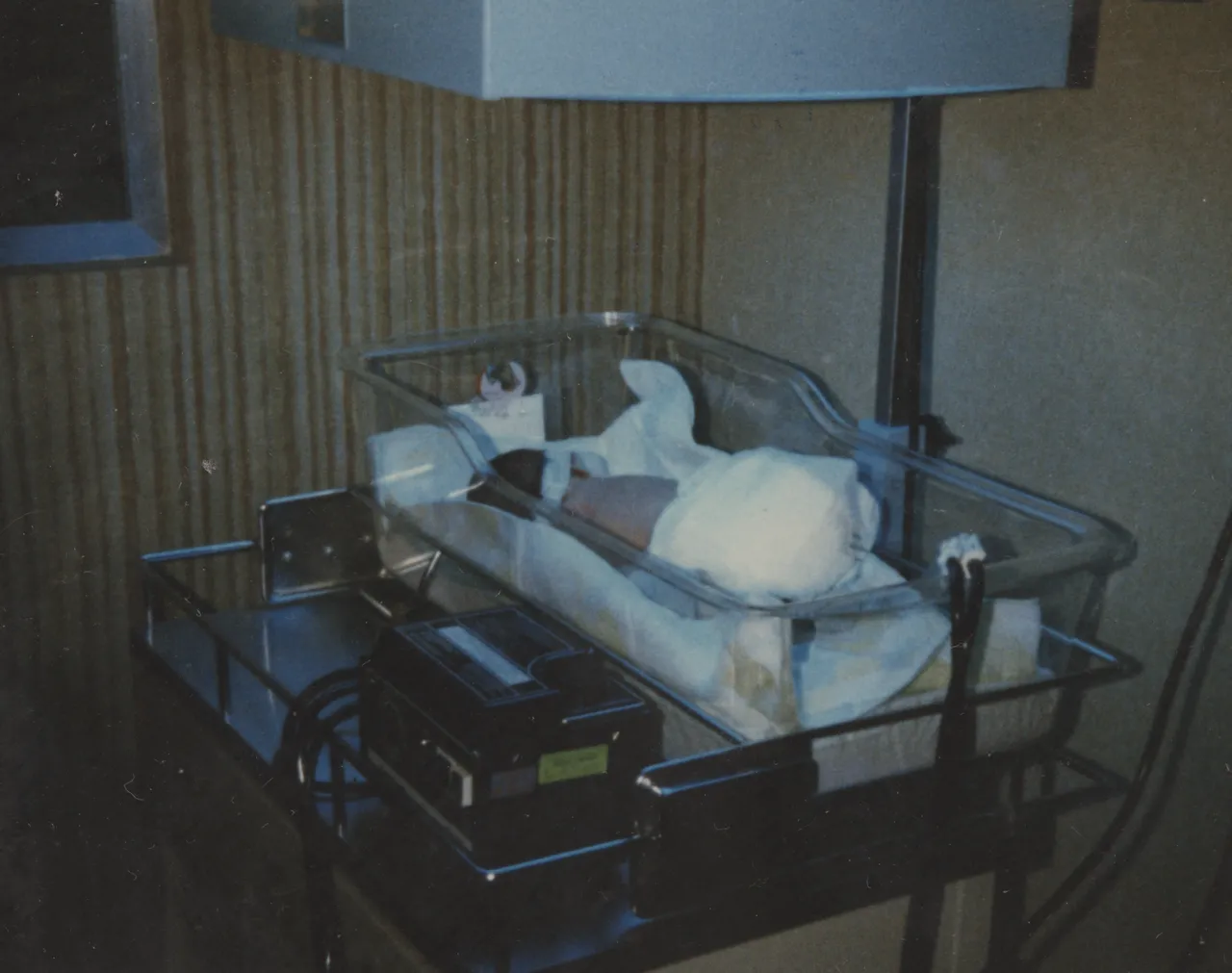 1985-02-11 Joey Arnold Newborn 05 Hospital Crib.png