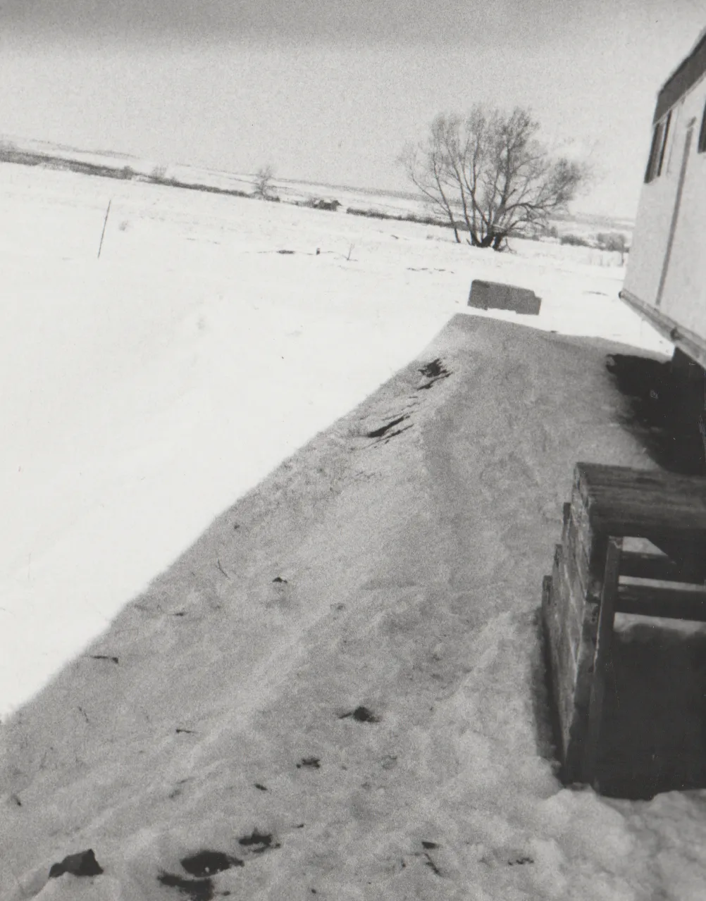 1975-03-25 - Tuesday - Trailer, car, snow, 6pics-6.png