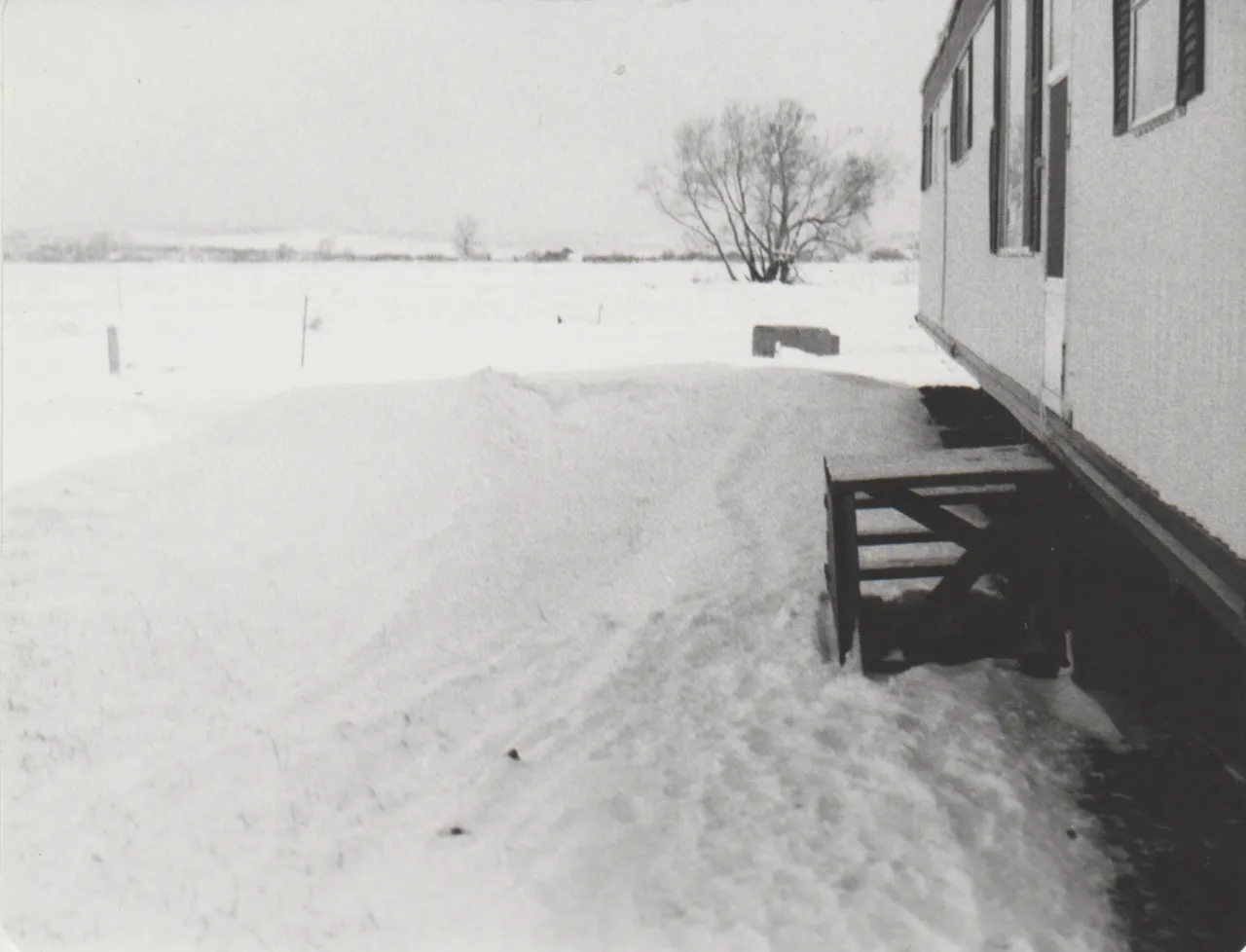 1975-03-25 - Tuesday - Trailer, car, snow, 6pics-4.png