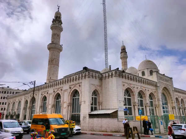 Al Nasser Mosque: Legend has it that when Anwar Sadat came to IL for getting back Sinai from them, arabs got annoyed and assembled peacefully in this mosque which was named after the friend and predecessor of Sadat(Nasser)