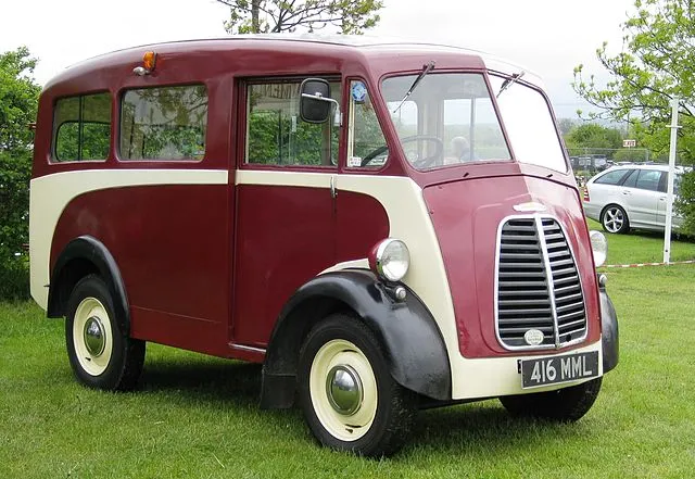 640px-Morris_J-Type_van_with_side_windows_ca_1951_Battlesbridge.JPG