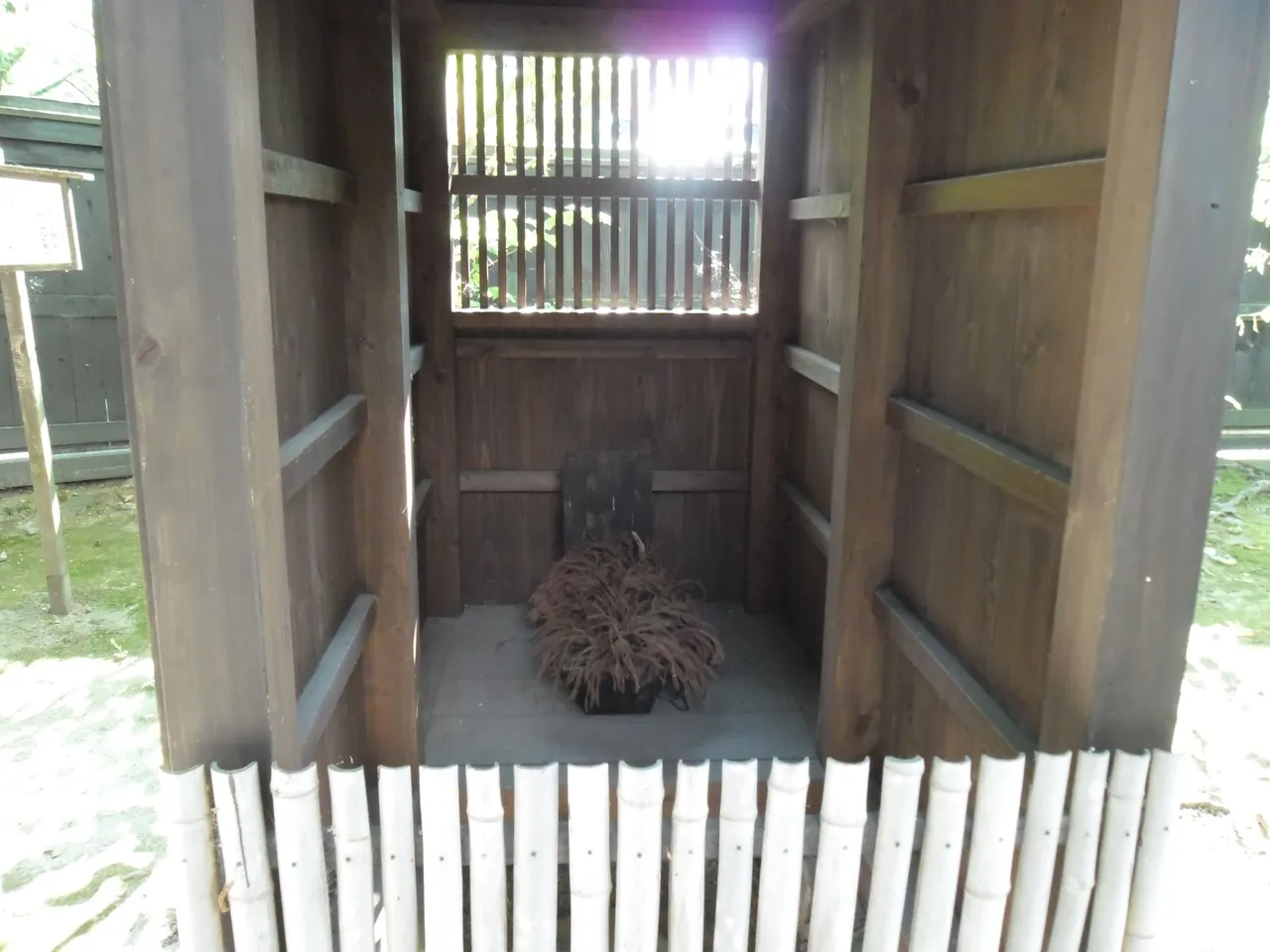 SAM_0274 Samurai Yiwa-Hashi Ka - Traditional Toilet.JPG