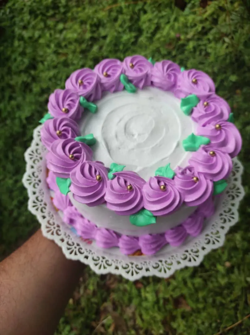 Delicioso pastel de vainilla decorada en merengue italiano