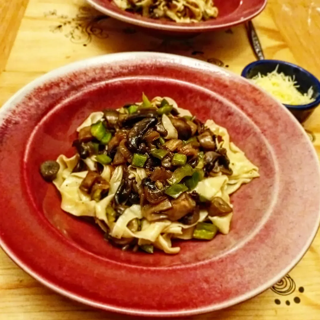 Pasta with mushrooms, onions and green pepper