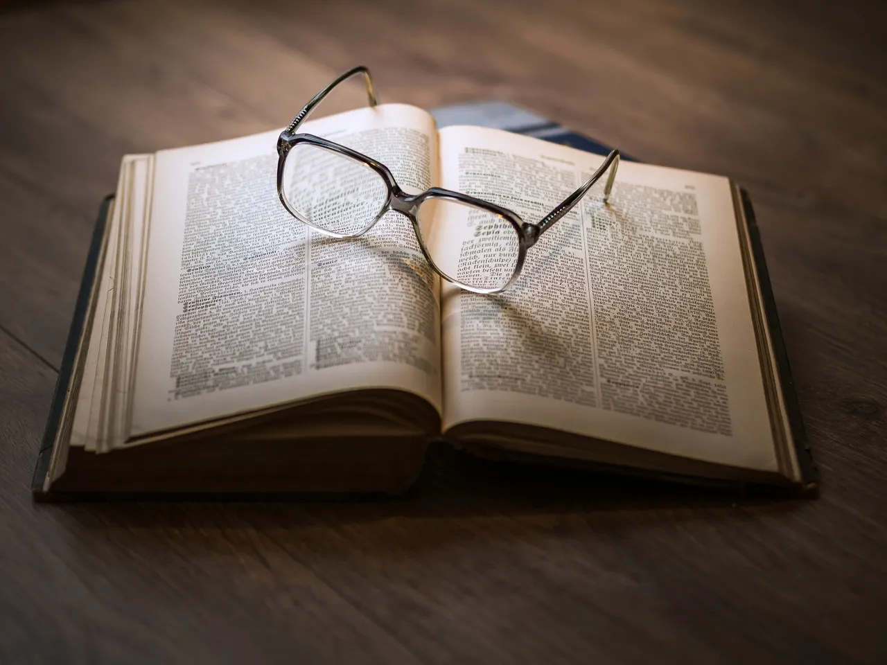 glasses-g16c7fc441_1920.jpg